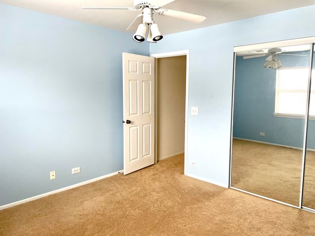 20 Ashburn Court W2, Schaumburg, IL 60193