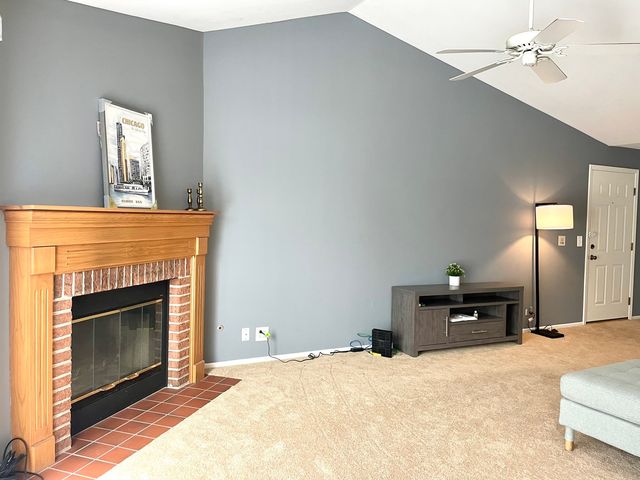 20 Ashburn Court W2, Schaumburg, IL 60193