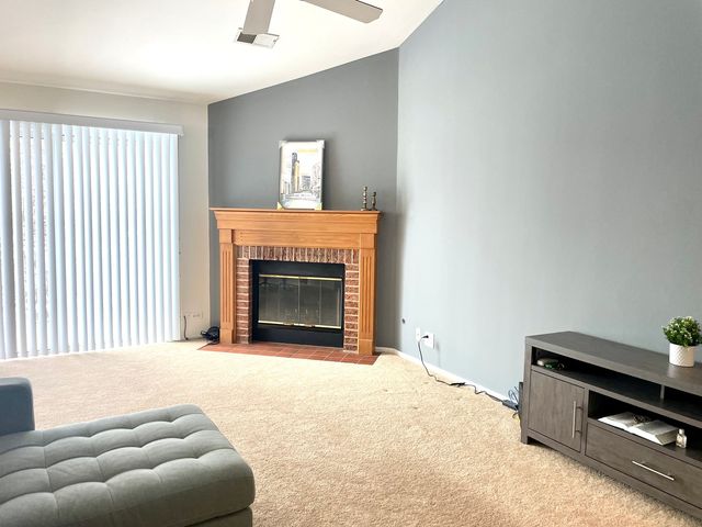 20 Ashburn Court W2, Schaumburg, IL 60193