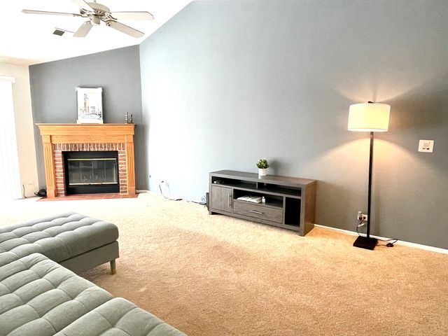 20 Ashburn Court W2, Schaumburg, IL 60193