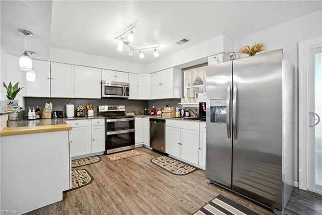 3233 Manor Glenn CT, Virginia Beach, VA 23453
