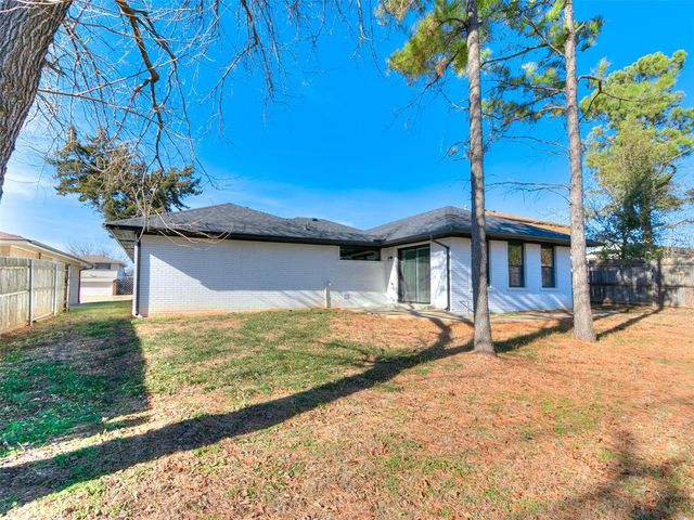 106 Briarwood Street, Moore, OK 73160