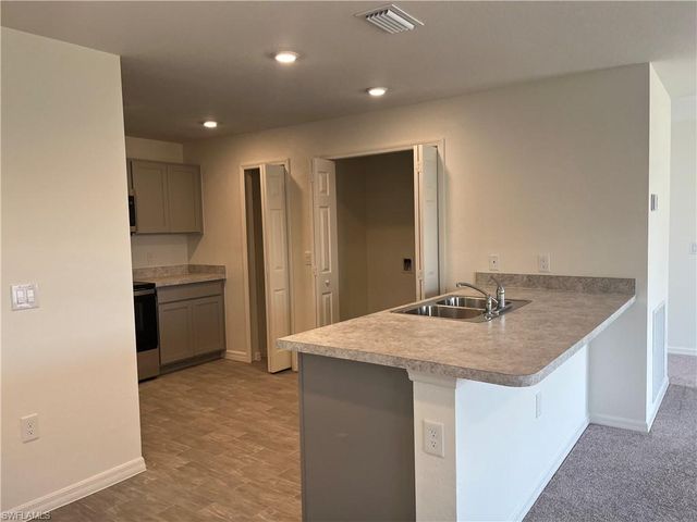 3218 NE 14th PL, Cape Coral, FL 33909