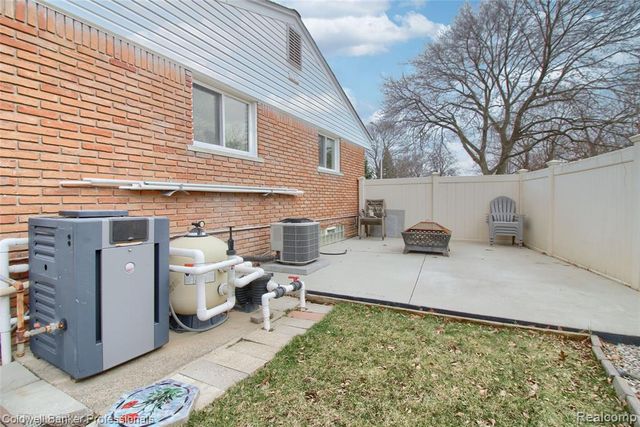 2306 Middlefield Court, Trenton, MI 48183