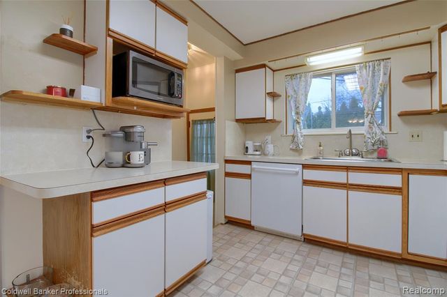 2306 Middlefield Court, Trenton, MI 48183