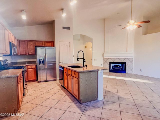 12242 N New Dawn Avenue, Oro Valley, AZ 85755