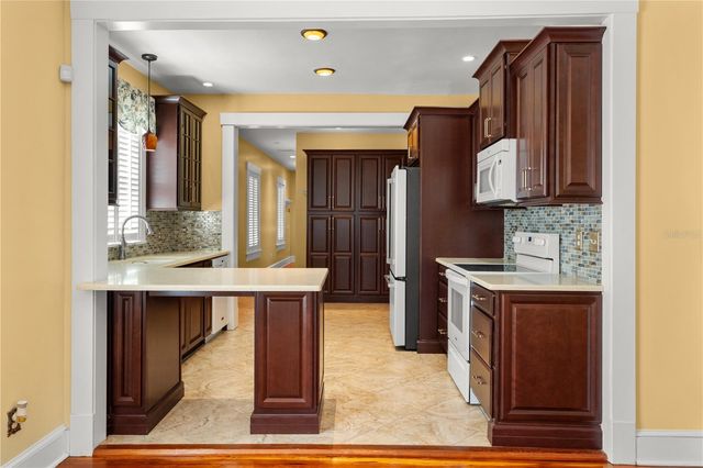 613 E PINE STREET, Orlando, FL 32801