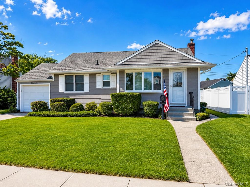 7 Crown Street, Hicksville, NY 11801 — exterior