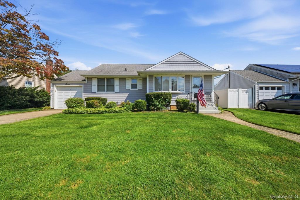 7 Crown Street, Hicksville, NY 11801 — photo 2