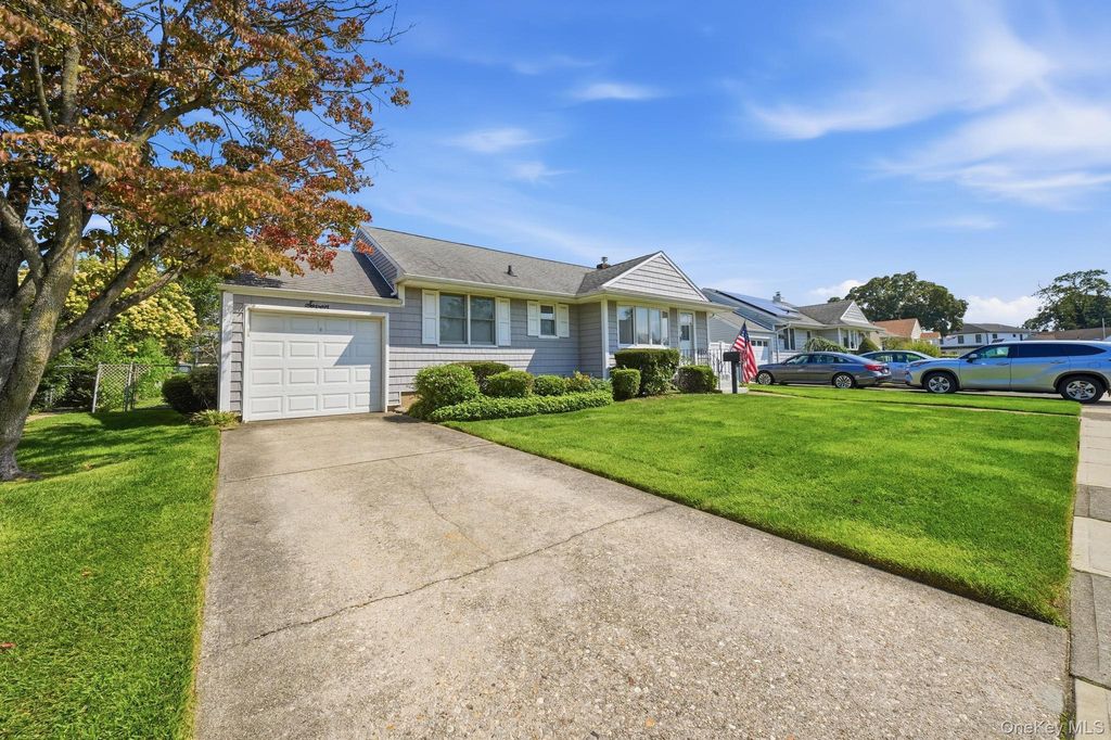 7 Crown Street, Hicksville, NY 11801 — photo 3