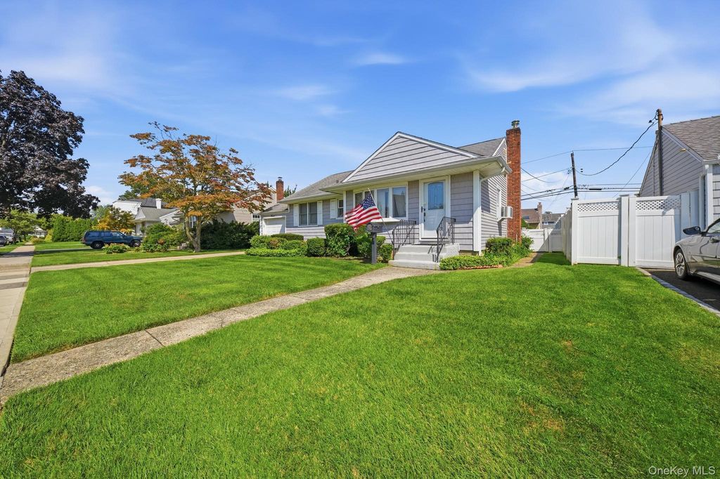 7 Crown Street, Hicksville, NY 11801 — photo 4