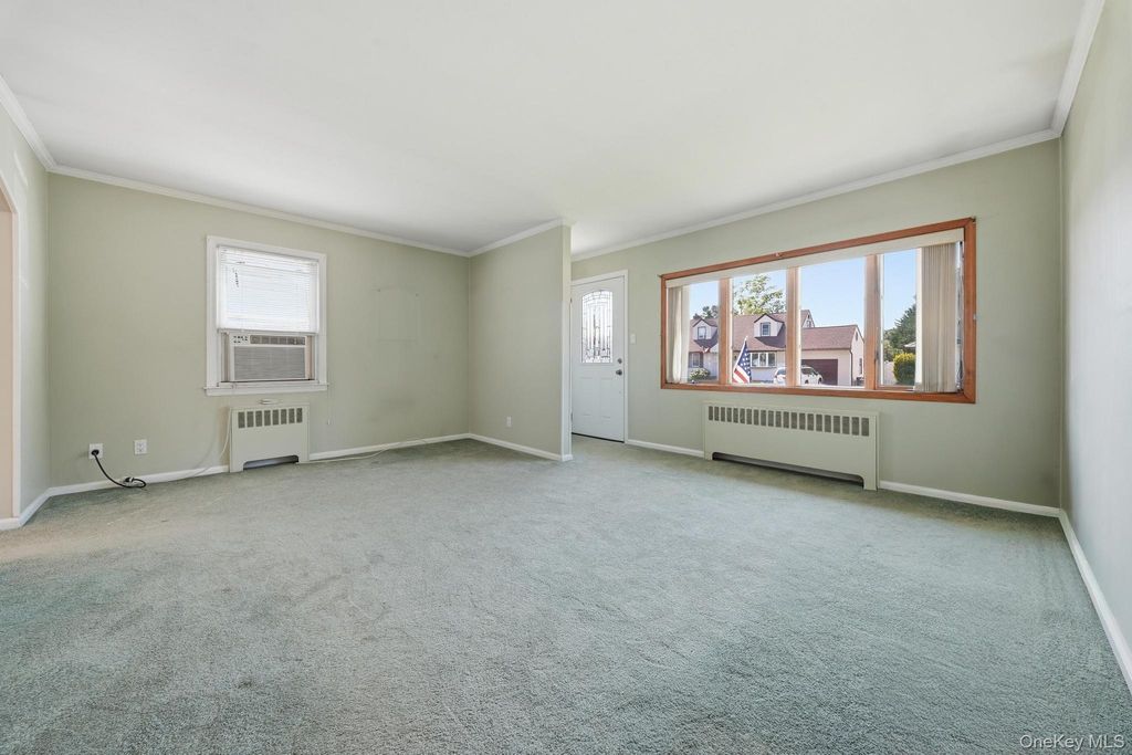 7 Crown Street, Hicksville, NY 11801 — photo 5