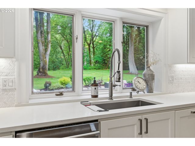 653 VICTORIA Pl, West Linn, OR 97068