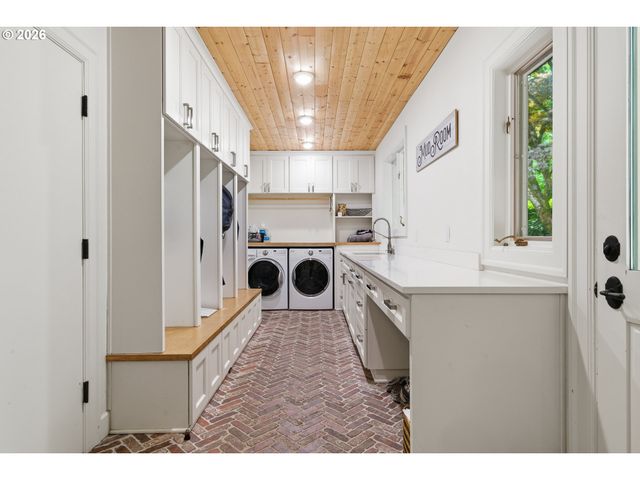 653 VICTORIA Pl, West Linn, OR 97068