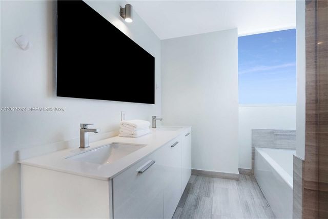 1300 Brickell Bay Dr 3402, Miami, FL 33131