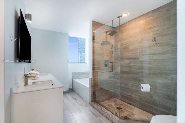 1300 Brickell Bay Dr 3402, Miami, FL 33131