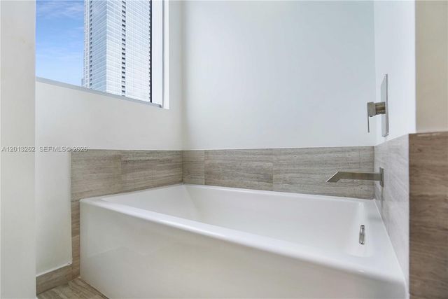1300 Brickell Bay Dr 3402, Miami, FL 33131