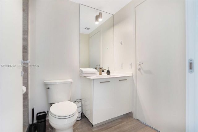 1300 Brickell Bay Dr 3402, Miami, FL 33131
