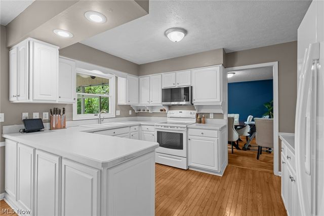 31477 Roberta Drive, Bay Village, OH 44140