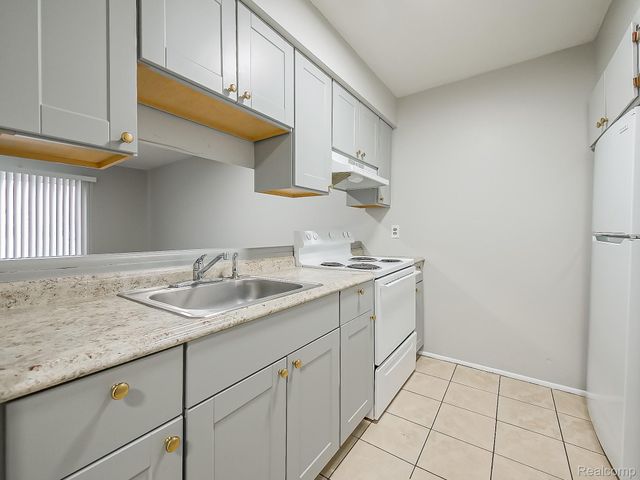 1494 Nancywood Drive 3, Waterford Charter Township, MI 48327