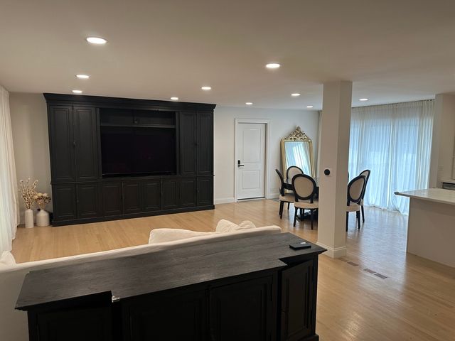 8425 W Sunnyside Avenue, Chicago, IL 60656