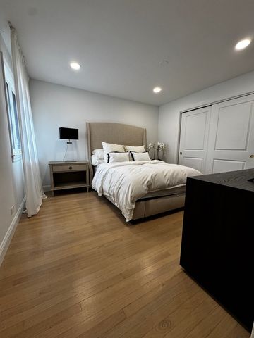 8425 W Sunnyside Avenue, Chicago, IL 60656