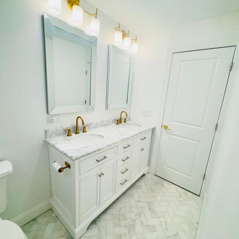 8425 W Sunnyside Avenue, Chicago, IL 60656