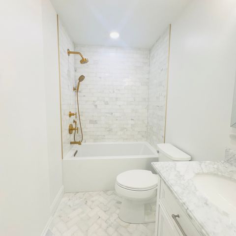 8425 W Sunnyside Avenue, Chicago, IL 60656