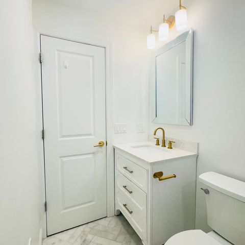 8425 W Sunnyside Avenue, Chicago, IL 60656
