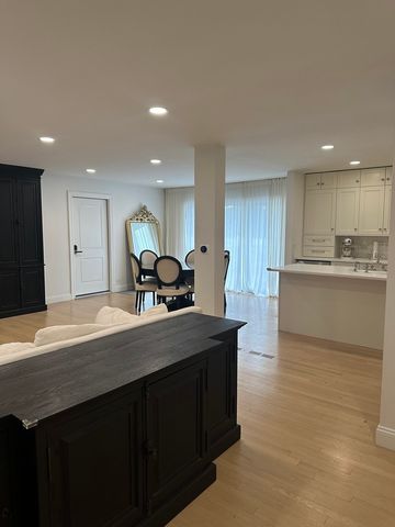 8425 W Sunnyside Avenue, Chicago, IL 60656