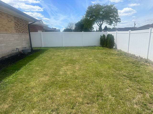 8425 W Sunnyside Avenue, Chicago, IL 60656