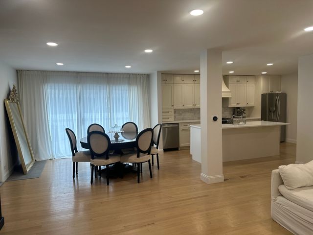 8425 W Sunnyside Avenue, Chicago, IL 60656