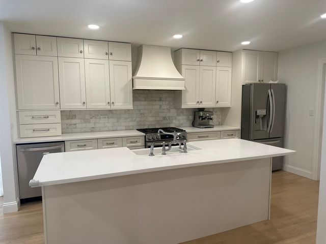 8425 W Sunnyside Avenue, Chicago, IL 60656