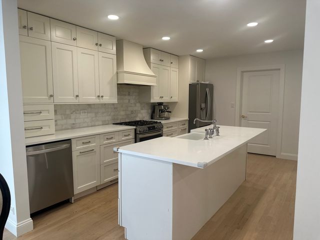 8425 W Sunnyside Avenue, Chicago, IL 60656