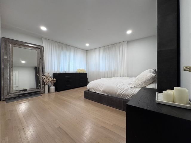 8425 W Sunnyside Avenue, Chicago, IL 60656
