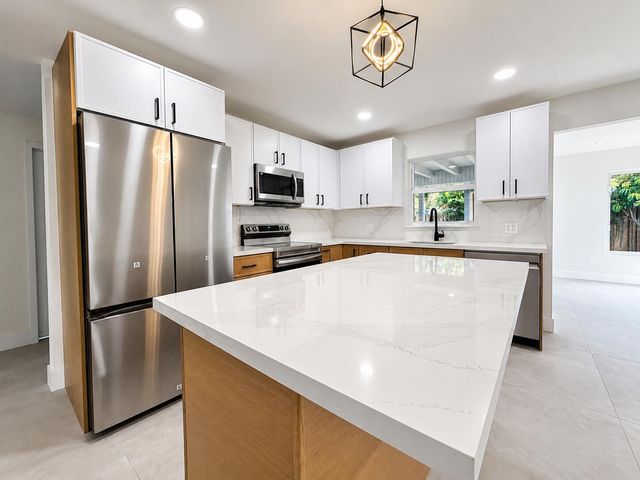 350 NE 42ND Street, Oakland Park, FL 33334