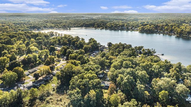 1055 Woodland Beach, Battle Creek, MI 49014