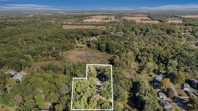 1055 Woodland Beach, Battle Creek, MI 49014
