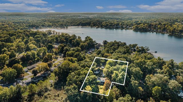 1055 Woodland Beach, Battle Creek, MI 49014