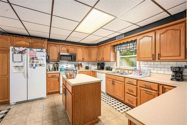 1055 Woodland Beach, Battle Creek, MI 49014