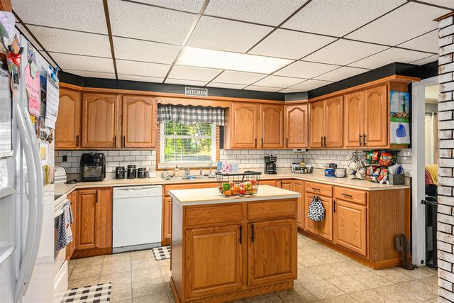 1055 Woodland Beach, Battle Creek, MI 49014
