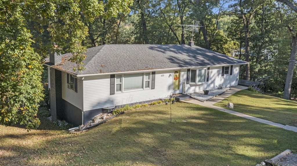1055 Woodland Beach, Battle Creek, MI 49014