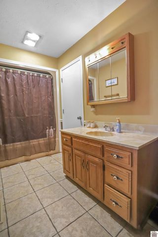 2156 Poor Farm Rd, Murray, KY 42071