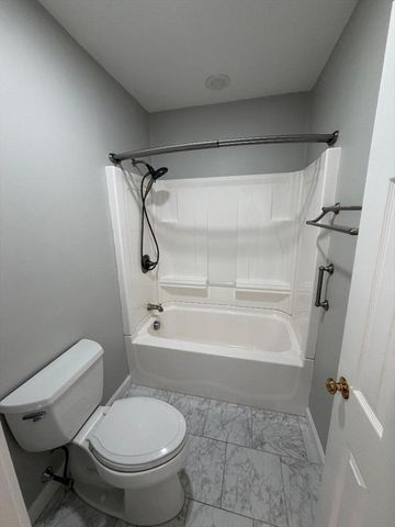 27 Church St 11, Weymouth, MA 02189