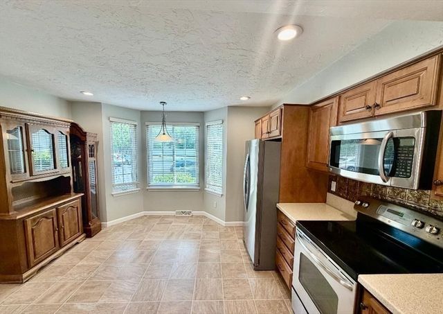 27 Church St 11, Weymouth, MA 02189