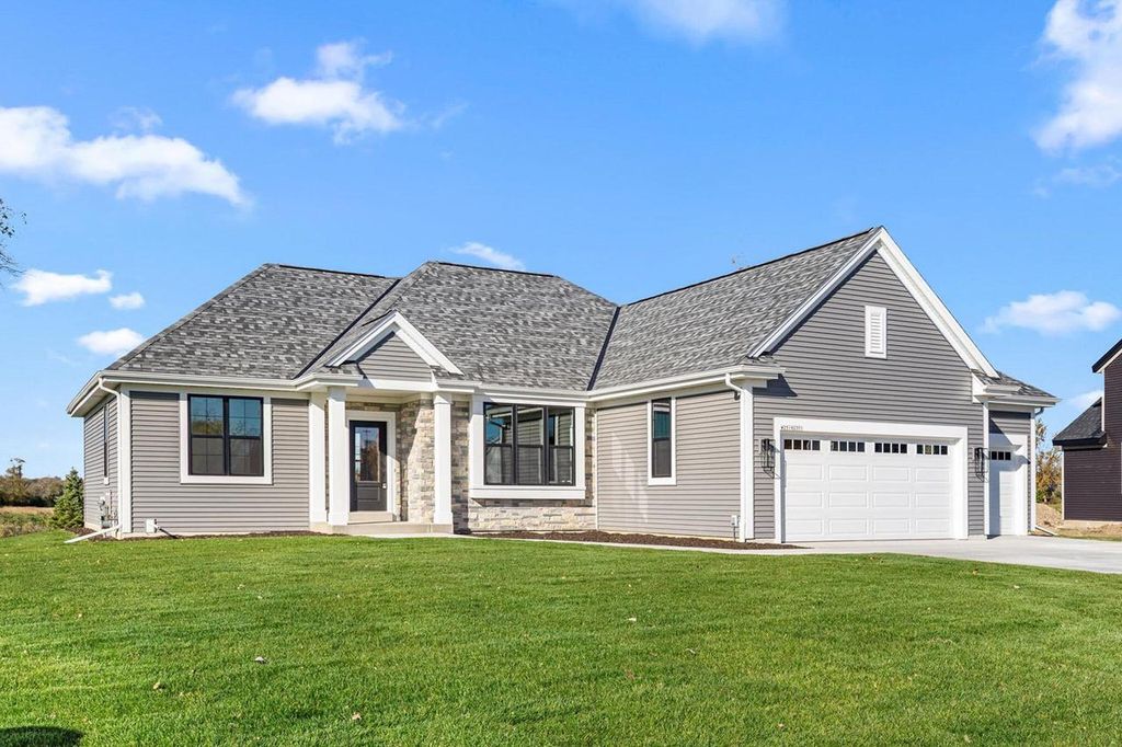W251N2371 Valleyview CIRCLE, Pewaukee, WI 53072