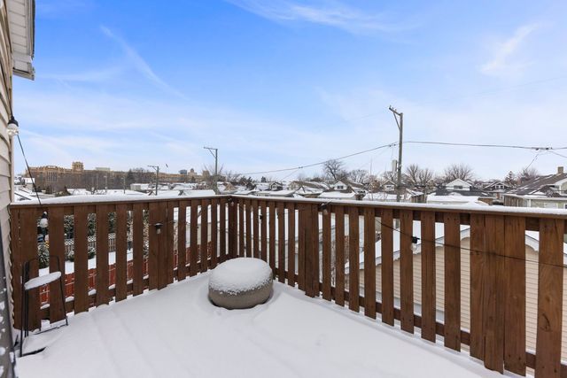 5910 W Roscoe Street 1, Chicago, IL 60634