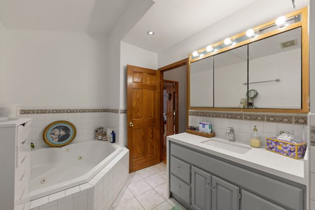 5910 W Roscoe Street 1, Chicago, IL 60634