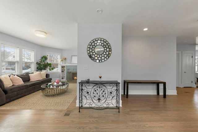 5910 W Roscoe Street 1, Chicago, IL 60634