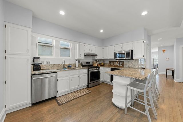 5910 W Roscoe Street 1, Chicago, IL 60634